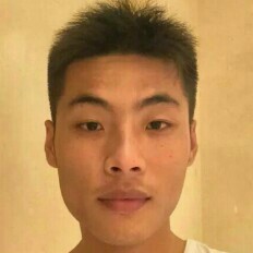 年轻有鸡的照片
