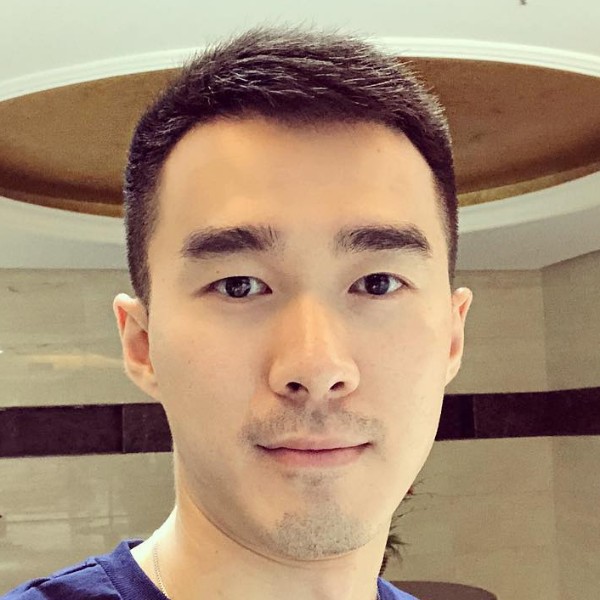 阳光下的神情的照片