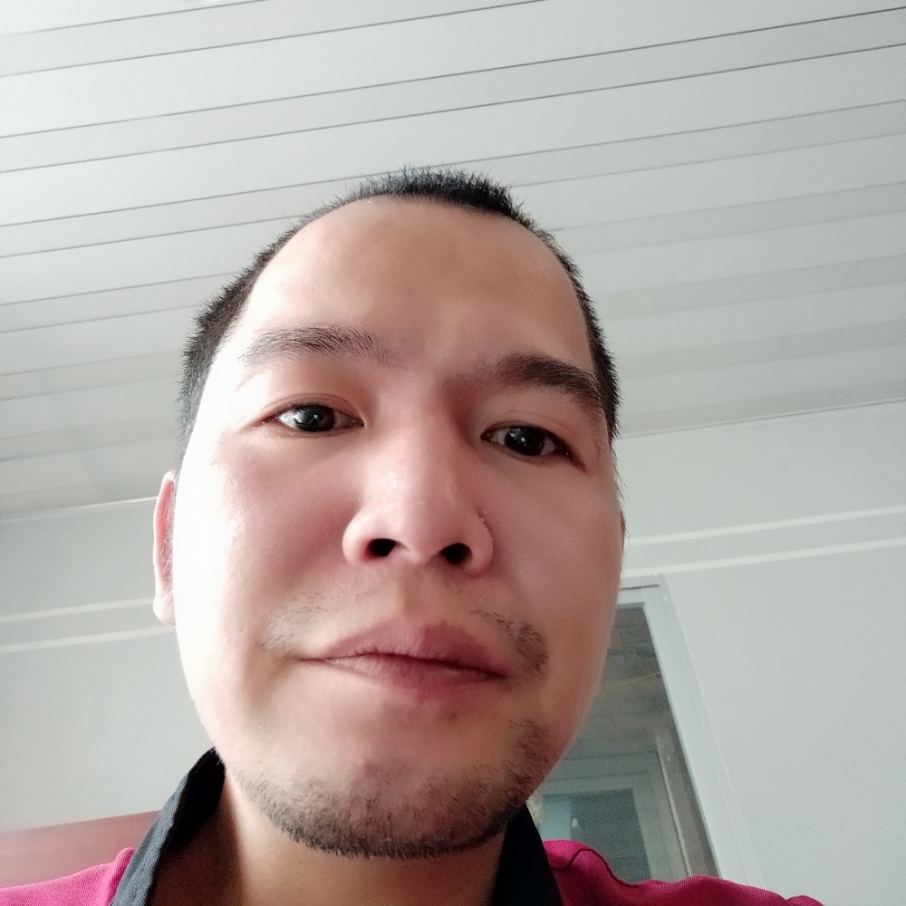 小虾米蹙眉拉长的照片