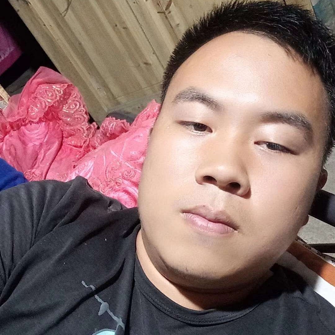一个人浅吻暖光的照片
