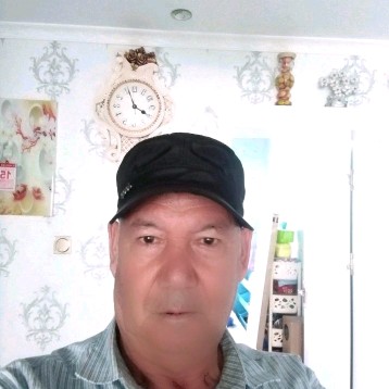 纯真等待绿草的照片