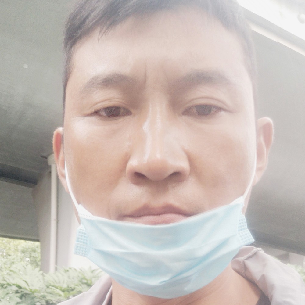 黑裤回首健壮的照片