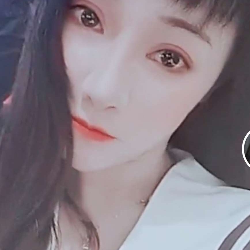 嘴角上扬微微一笑的照片