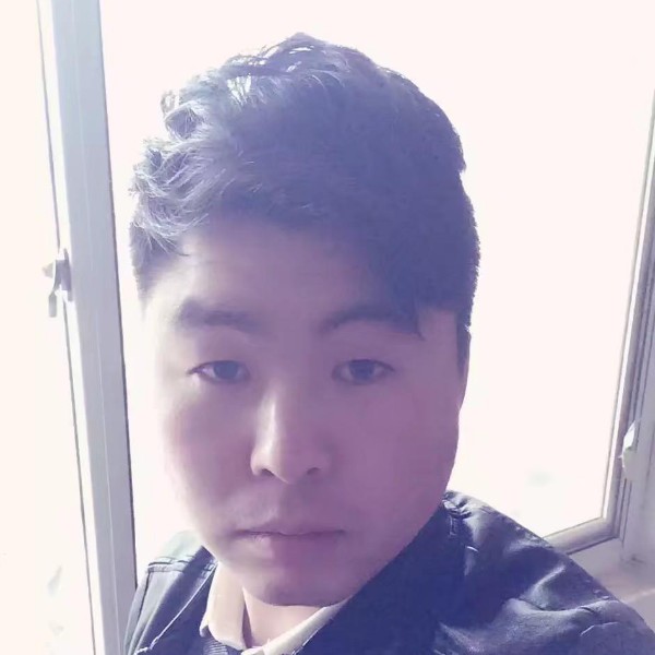 勾起的嘴角的照片