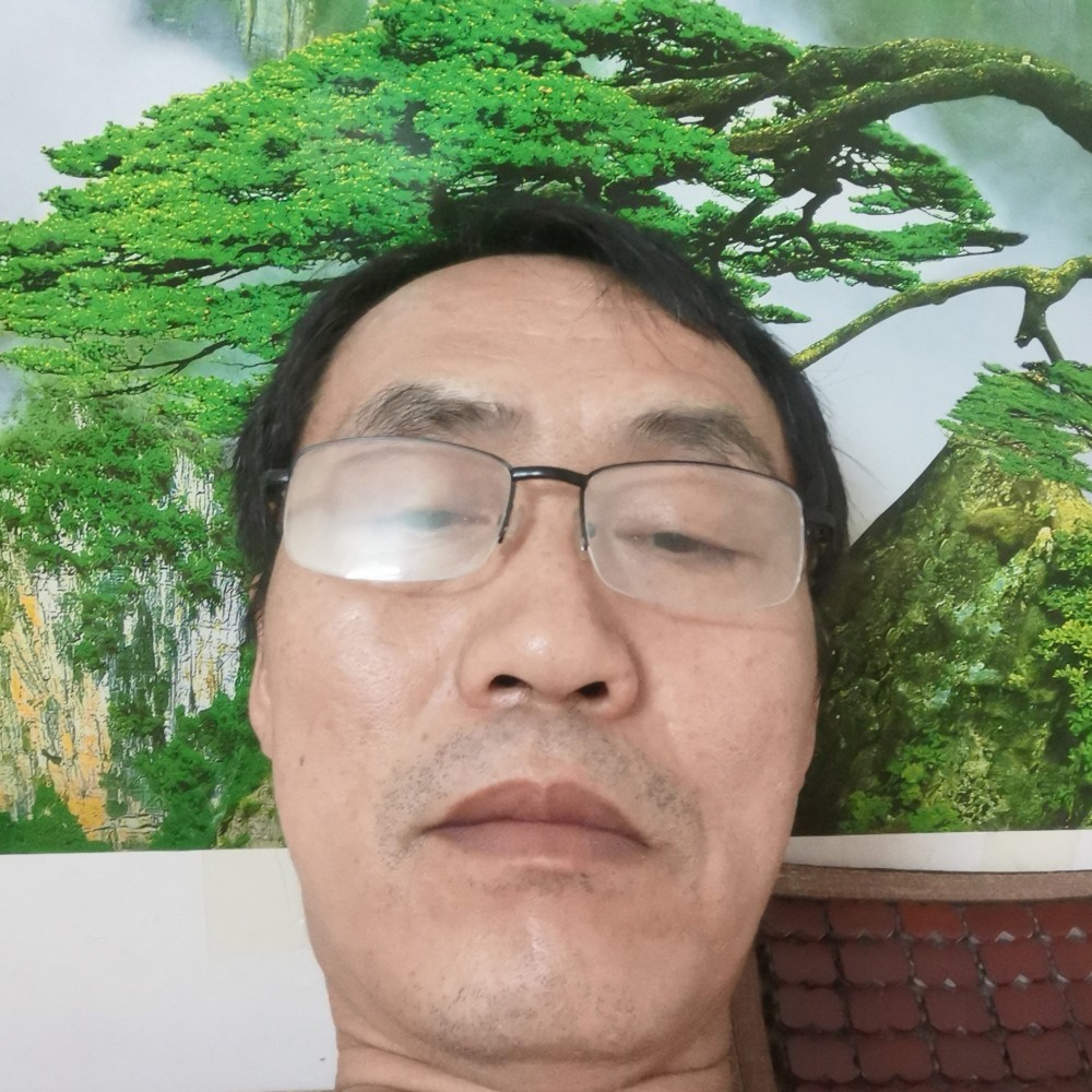 辛勤扯发卡的照片