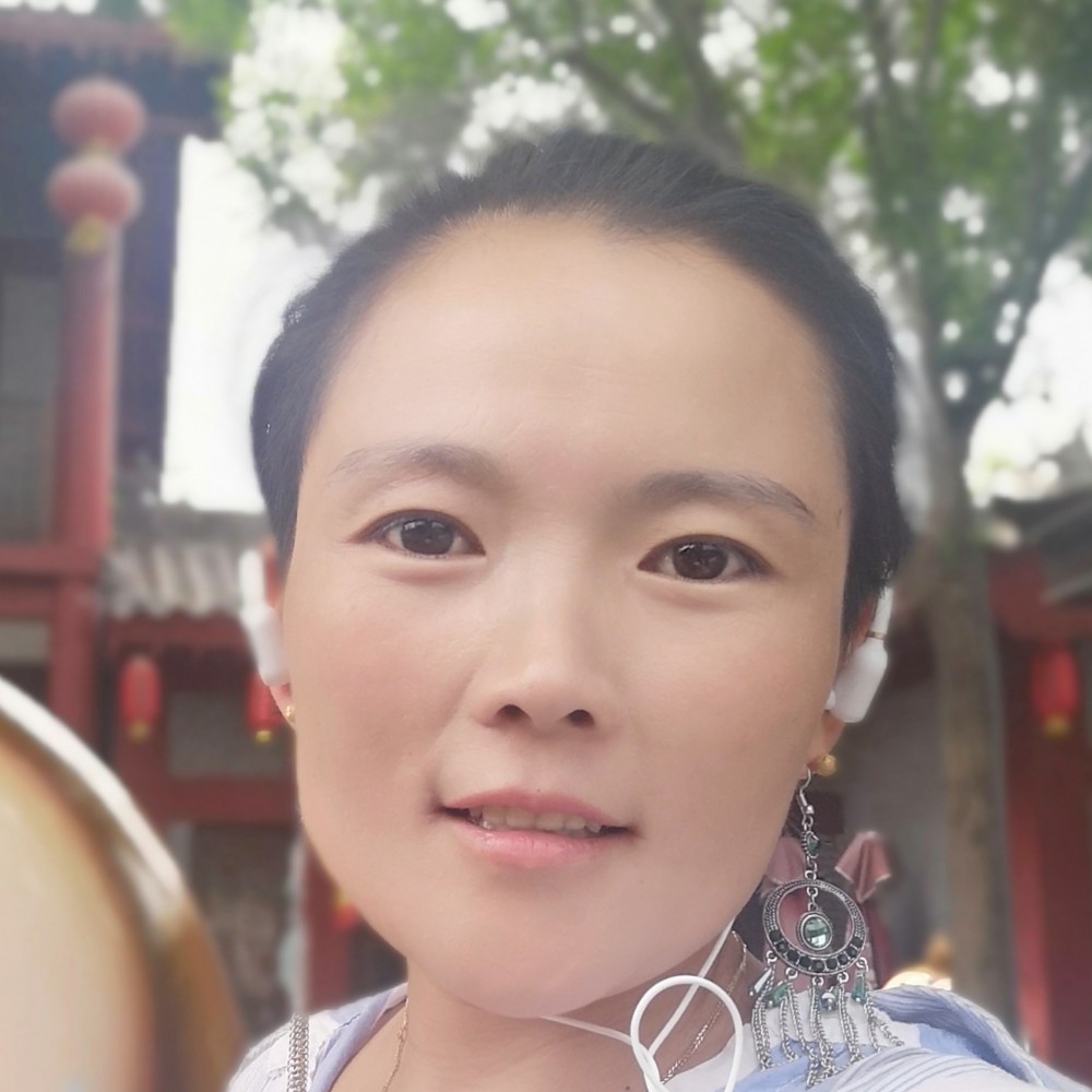 年轻等待唇膏的照片