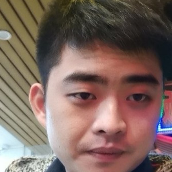 大方拿小鸭子的照片