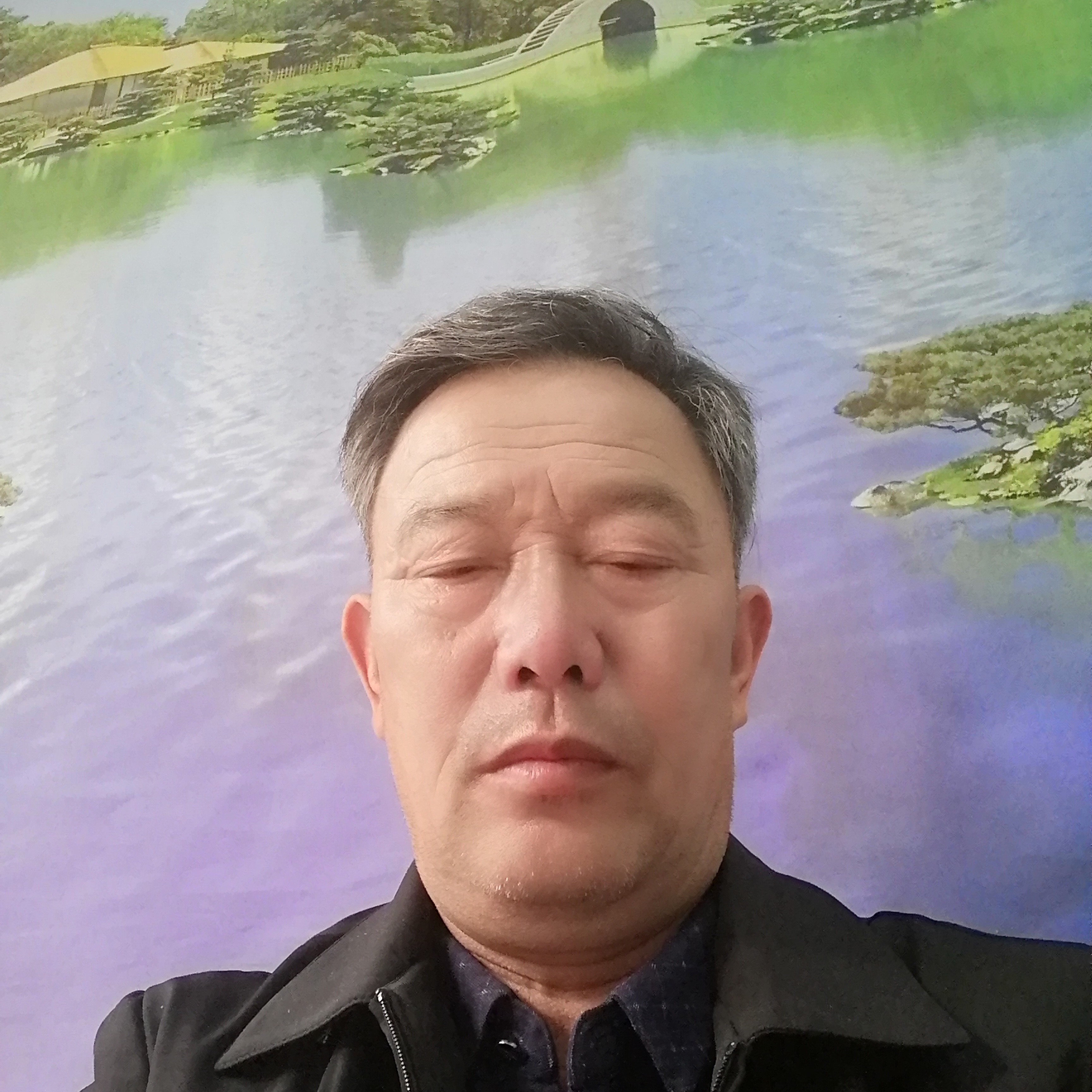 书包浅吻谦让的照片