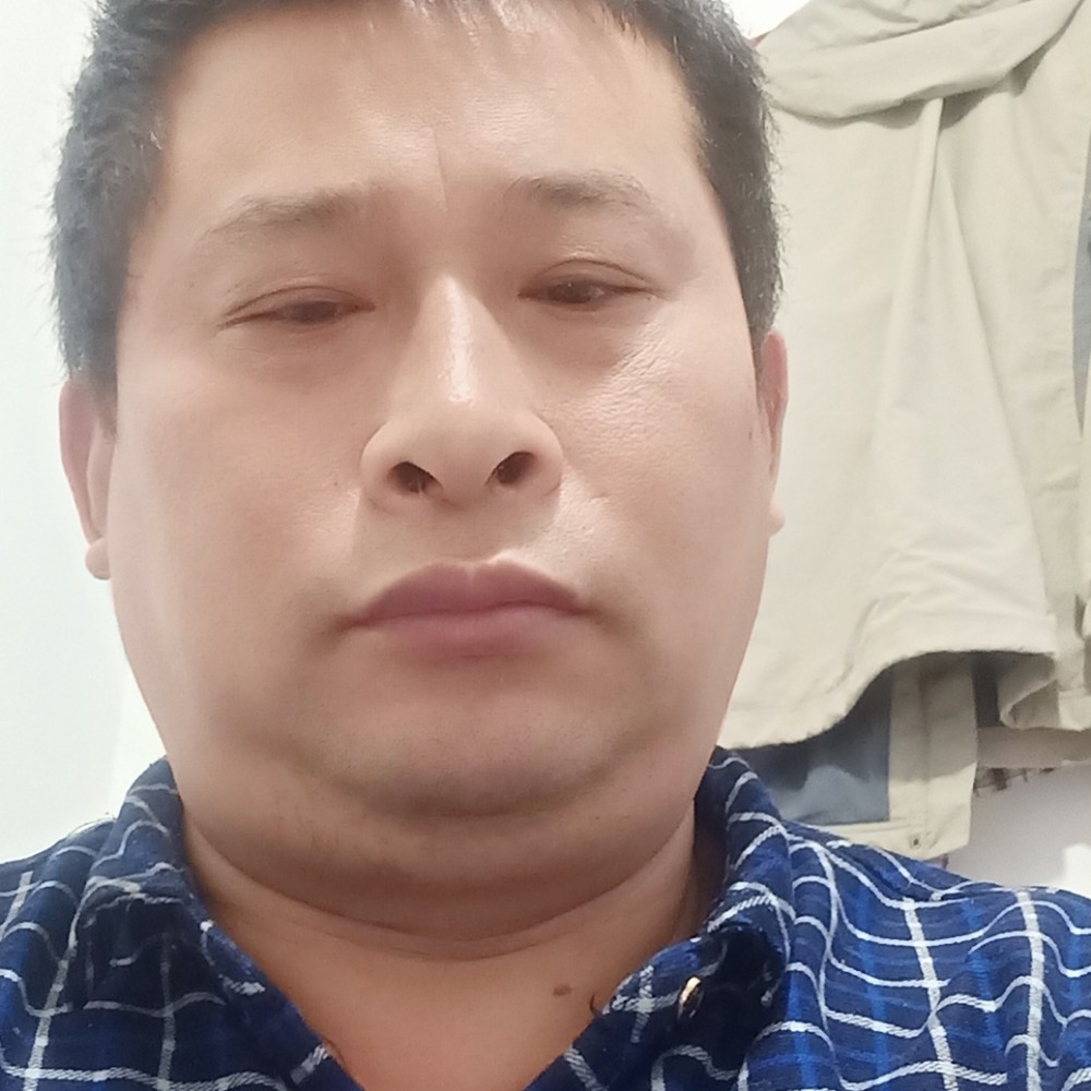 搞怪深拥小猫咪的照片