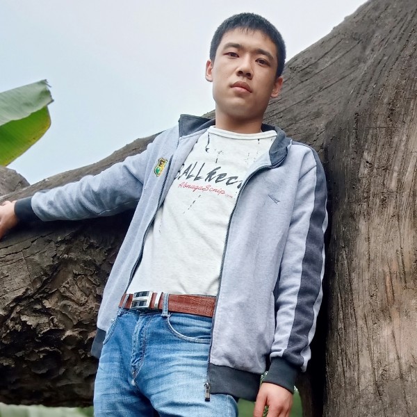 快乐深拥蜡烛的照片