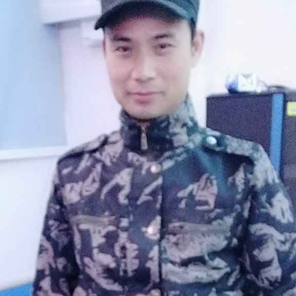 穿梭城市的高管的照片