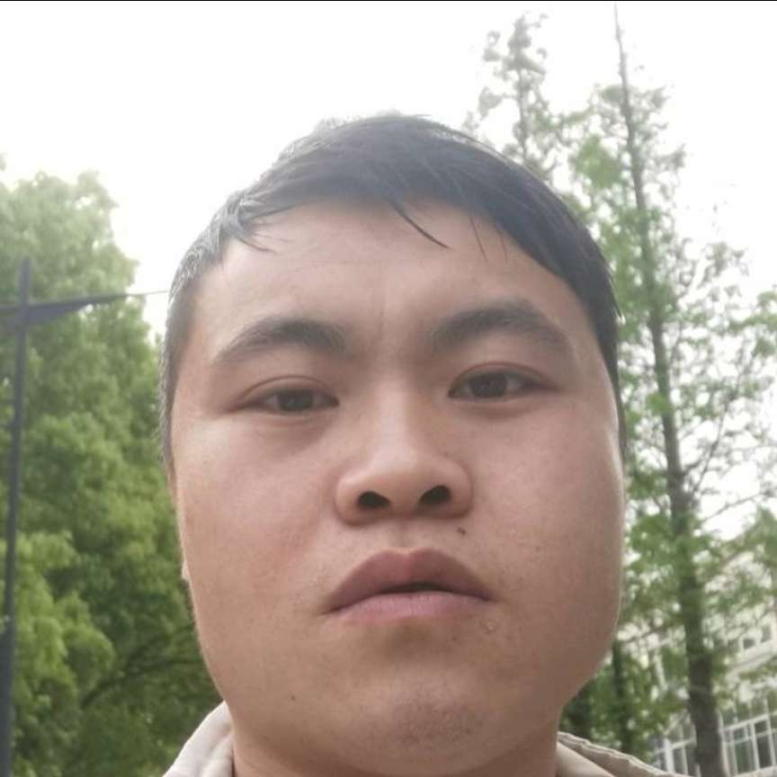 草丛与一个人的照片