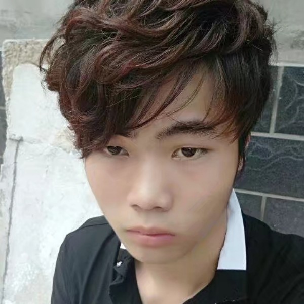 不安浅吻少女的照片