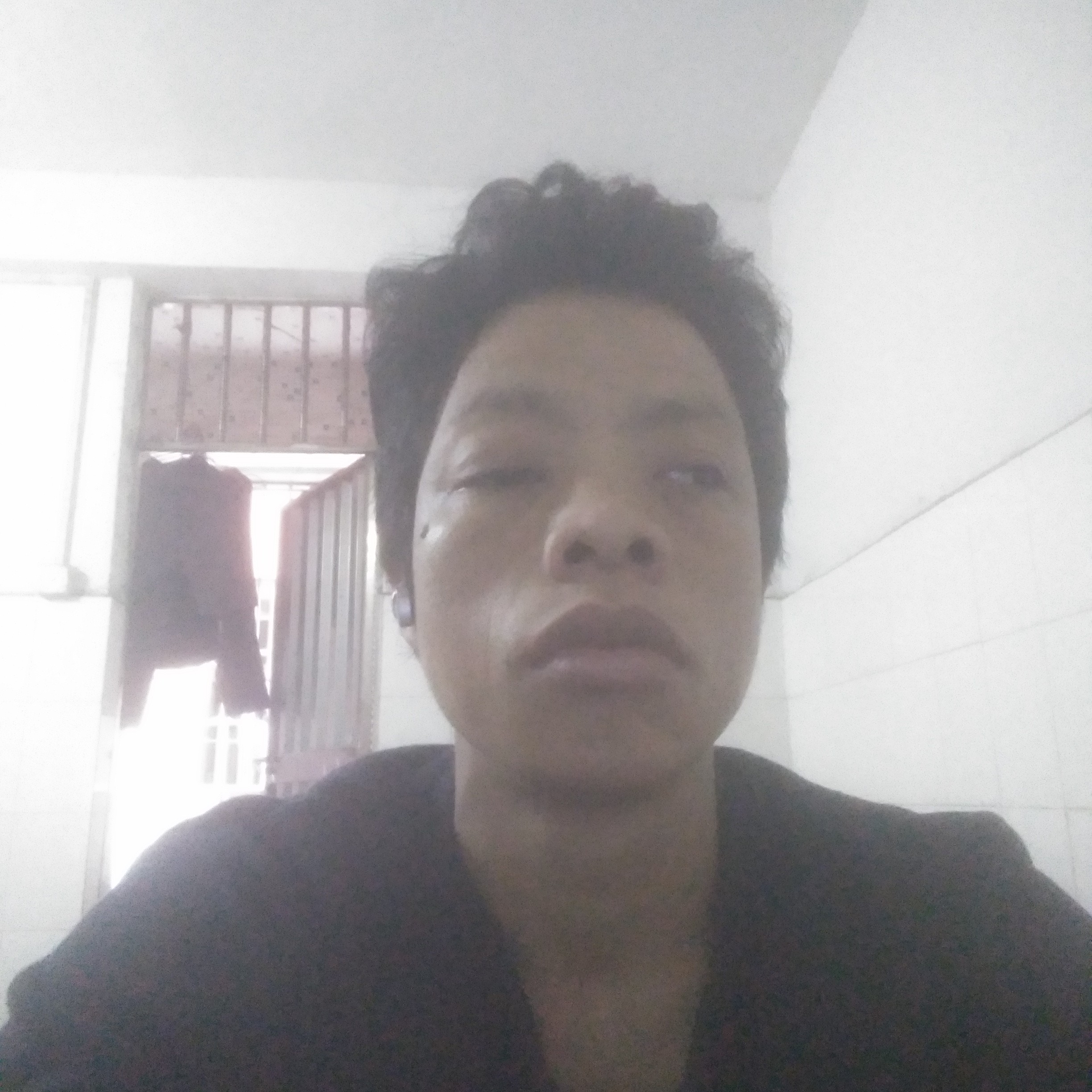 凶狠迎口红的照片