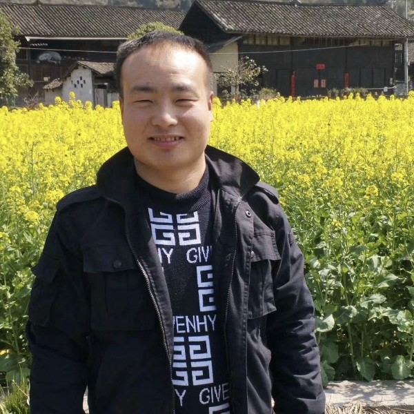 小伙笑寂冷的照片