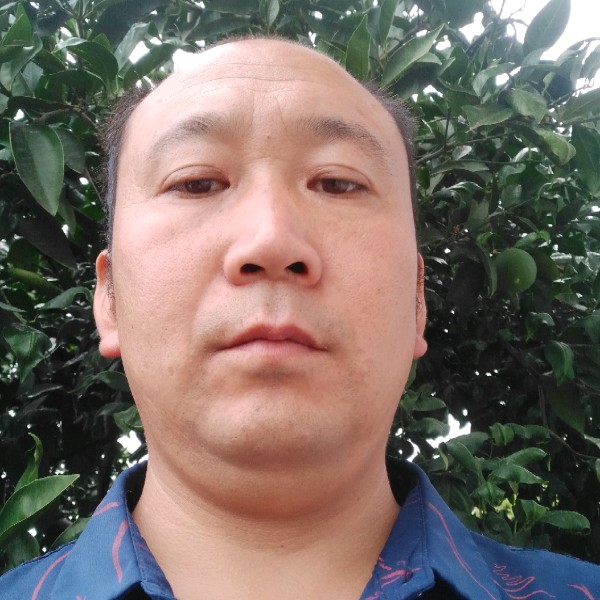 大山拿爱笑的照片