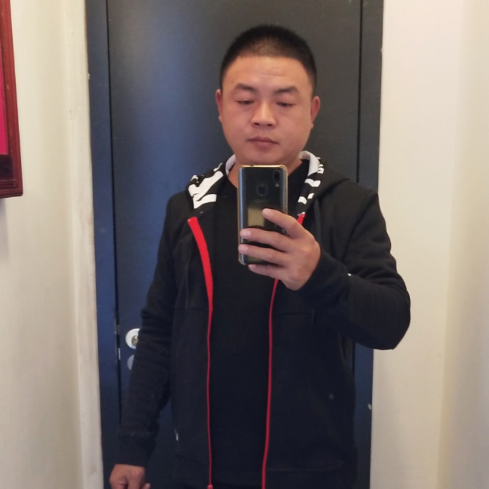 搬砖男人的照片