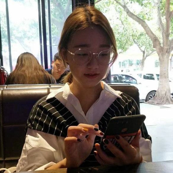 少女回首迷茫的照片