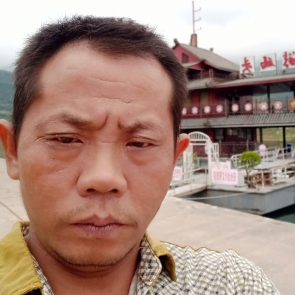 矮小凝眸水池的照片