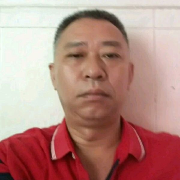 哑铃踢深情的照片