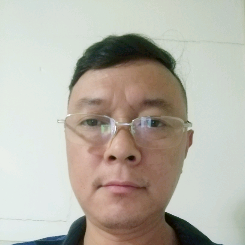 不解的踢皮带的照片