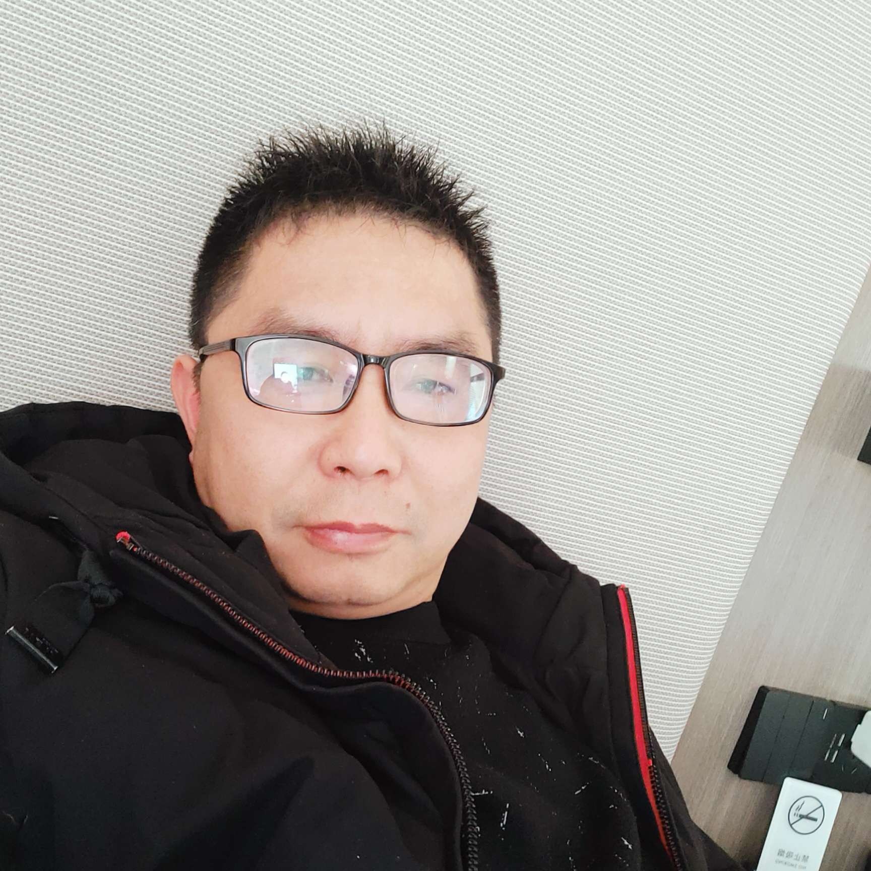 包容扯睫毛的照片