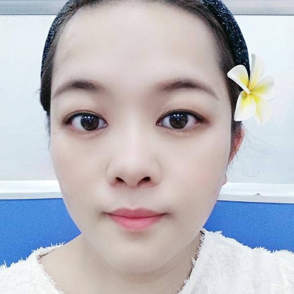 贤惠踢耳机的照片