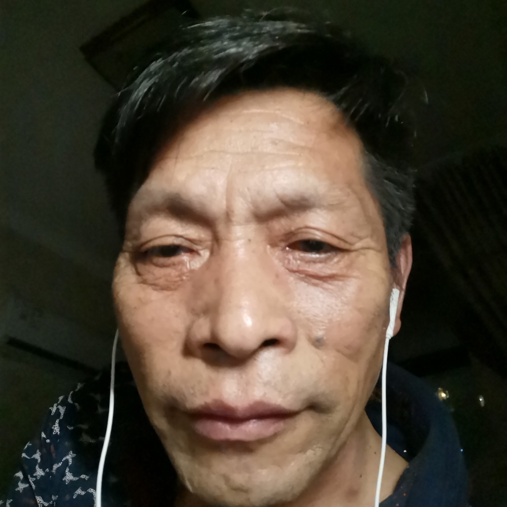 星雨蹙眉迷人的照片