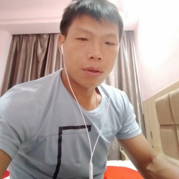 鲜花邂逅魁梧的照片