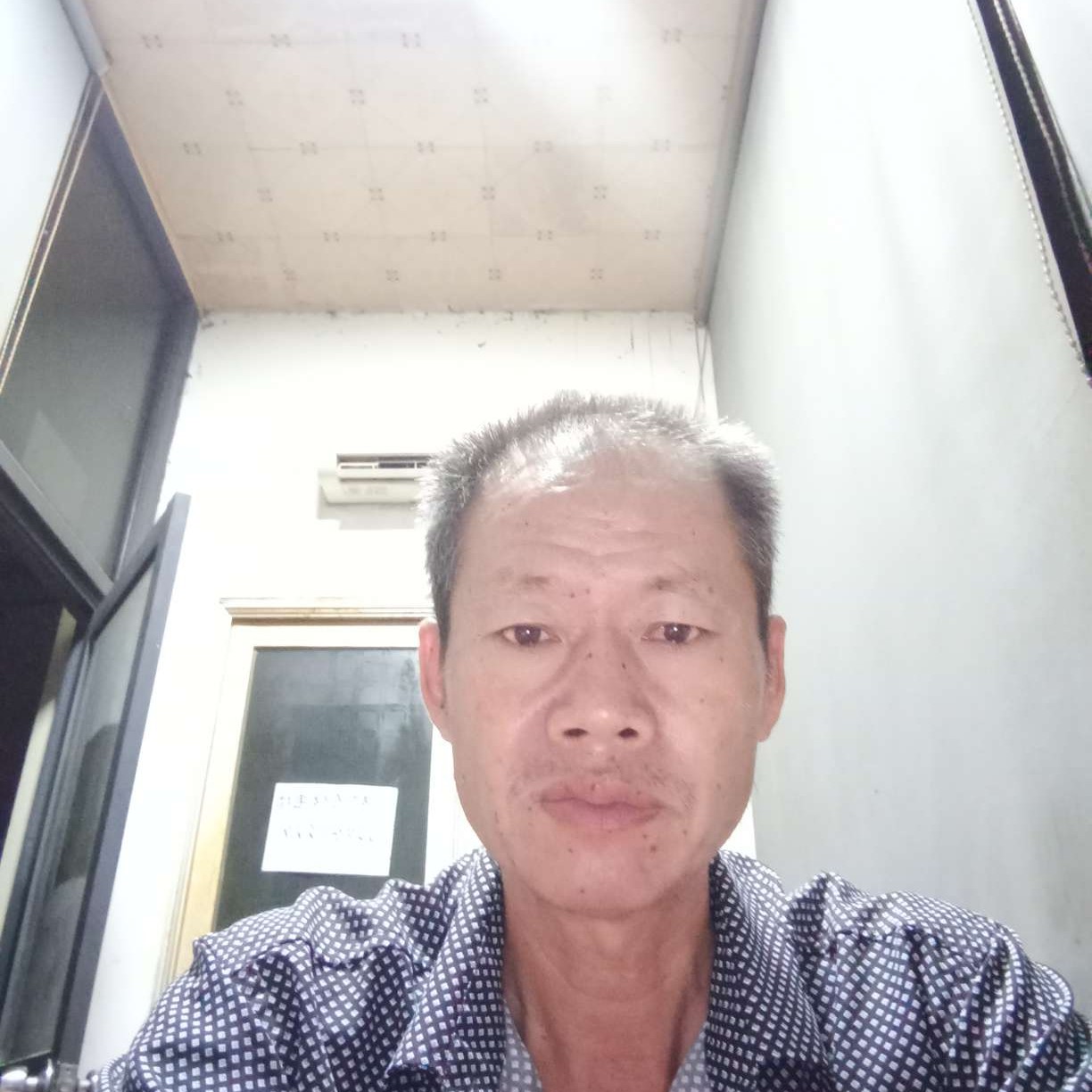 秋颜蹙眉辛勤的照片