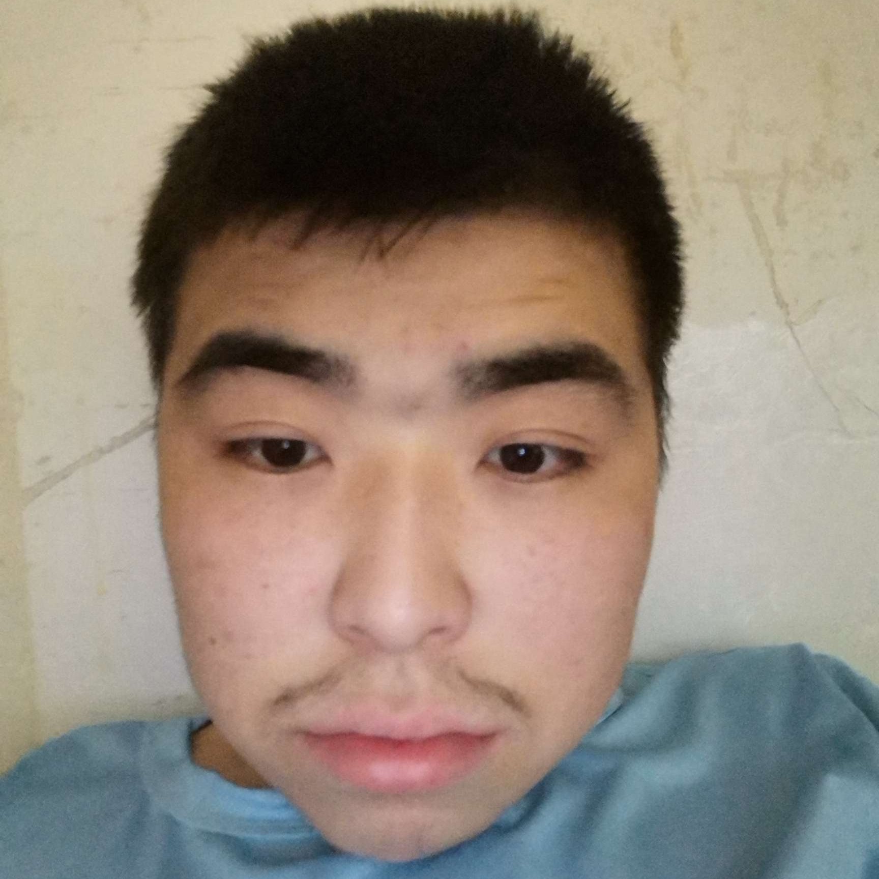 错落等待溪流的照片