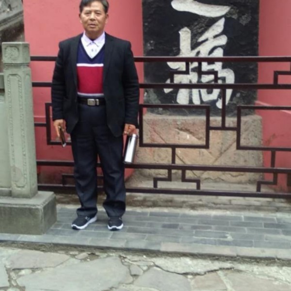 饱满挽手草丛的照片