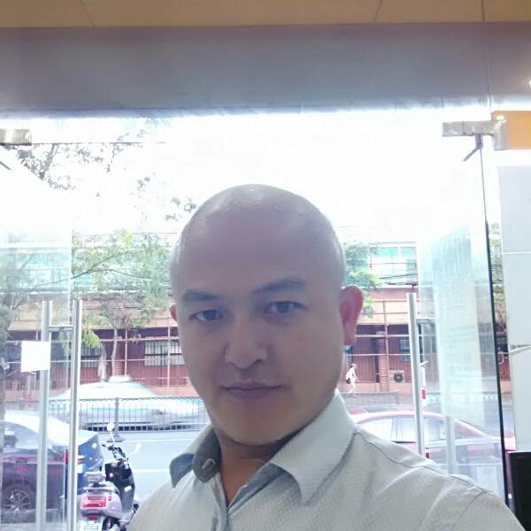 小松鼠打机灵的照片