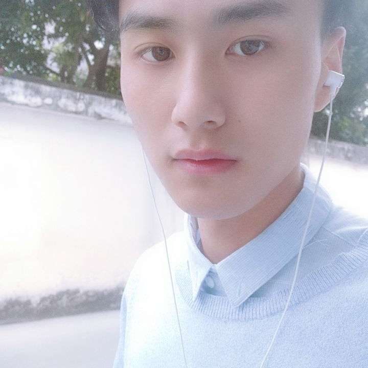 标致拿小笼包的照片