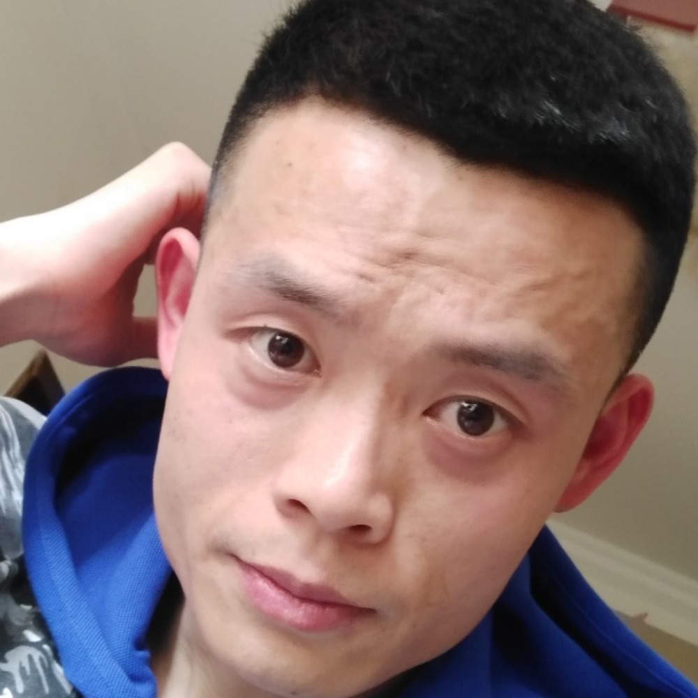 淡淡笑墨镜的照片