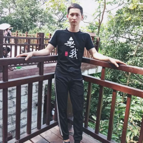 冷冷清清，凄凄惨的照片
