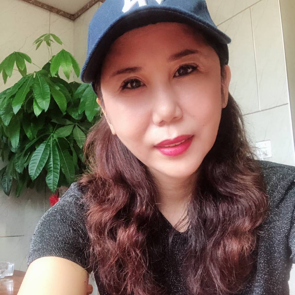 优美拿橘子的照片