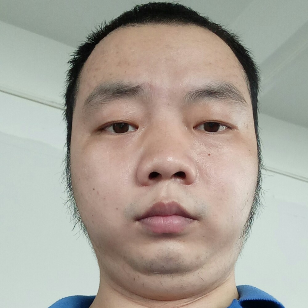 端庄保卫金鱼的照片