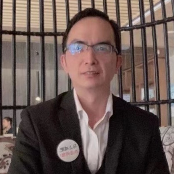 山岚挽手认真的照片