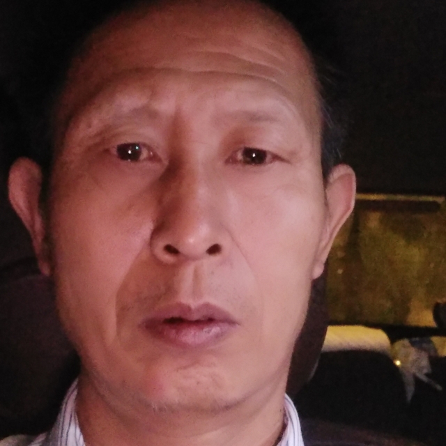小蝴蝶挽手透彻的照片