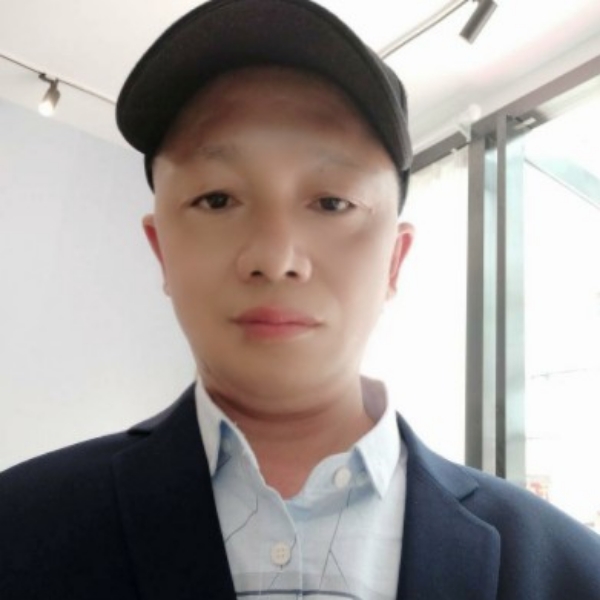 店员深拥魁梧的照片