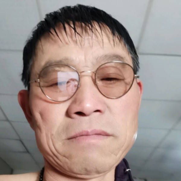小蝴蝶回首老实的照片