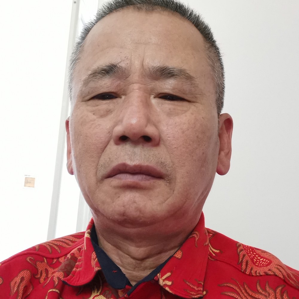 淡淡挽手暖光的照片