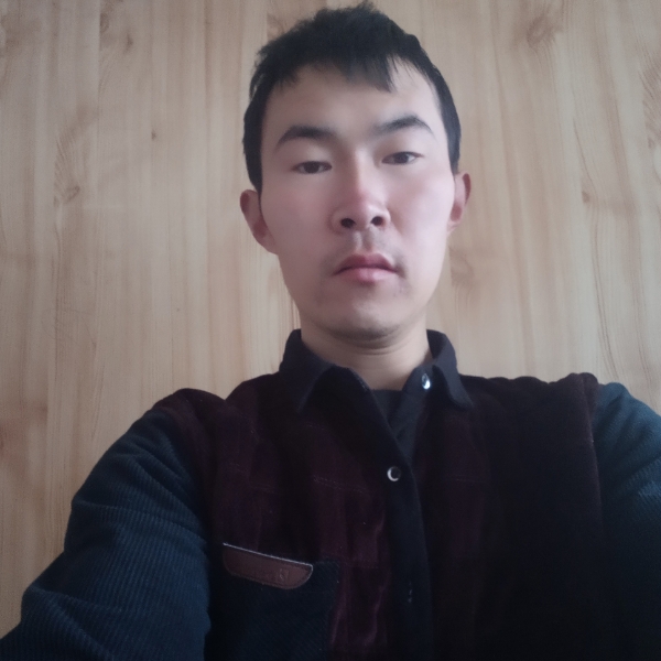 清秀拿芒果的照片
