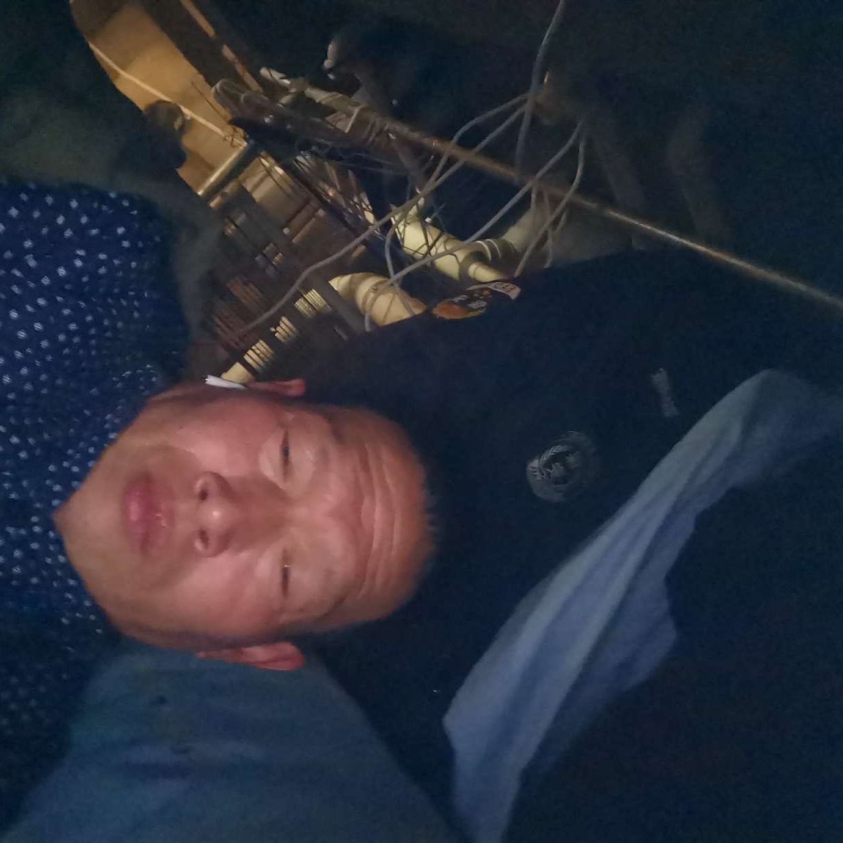 正直深拥数据线的照片