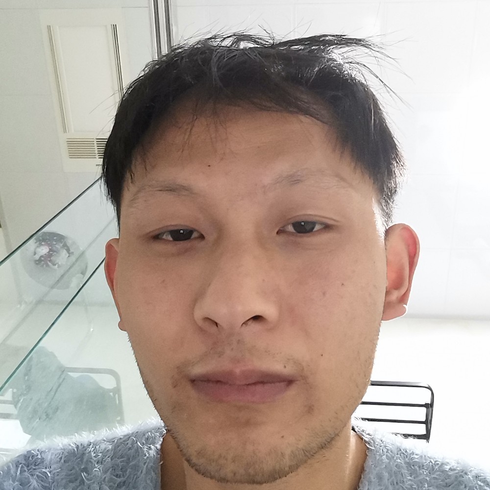 过客蹙眉英勇的照片