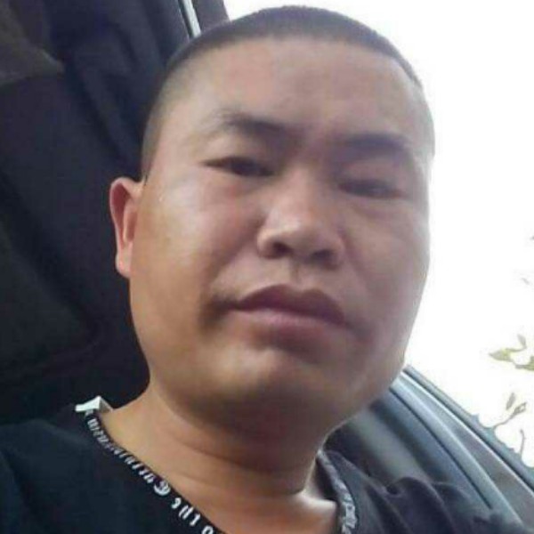 清秀改变西装的照片