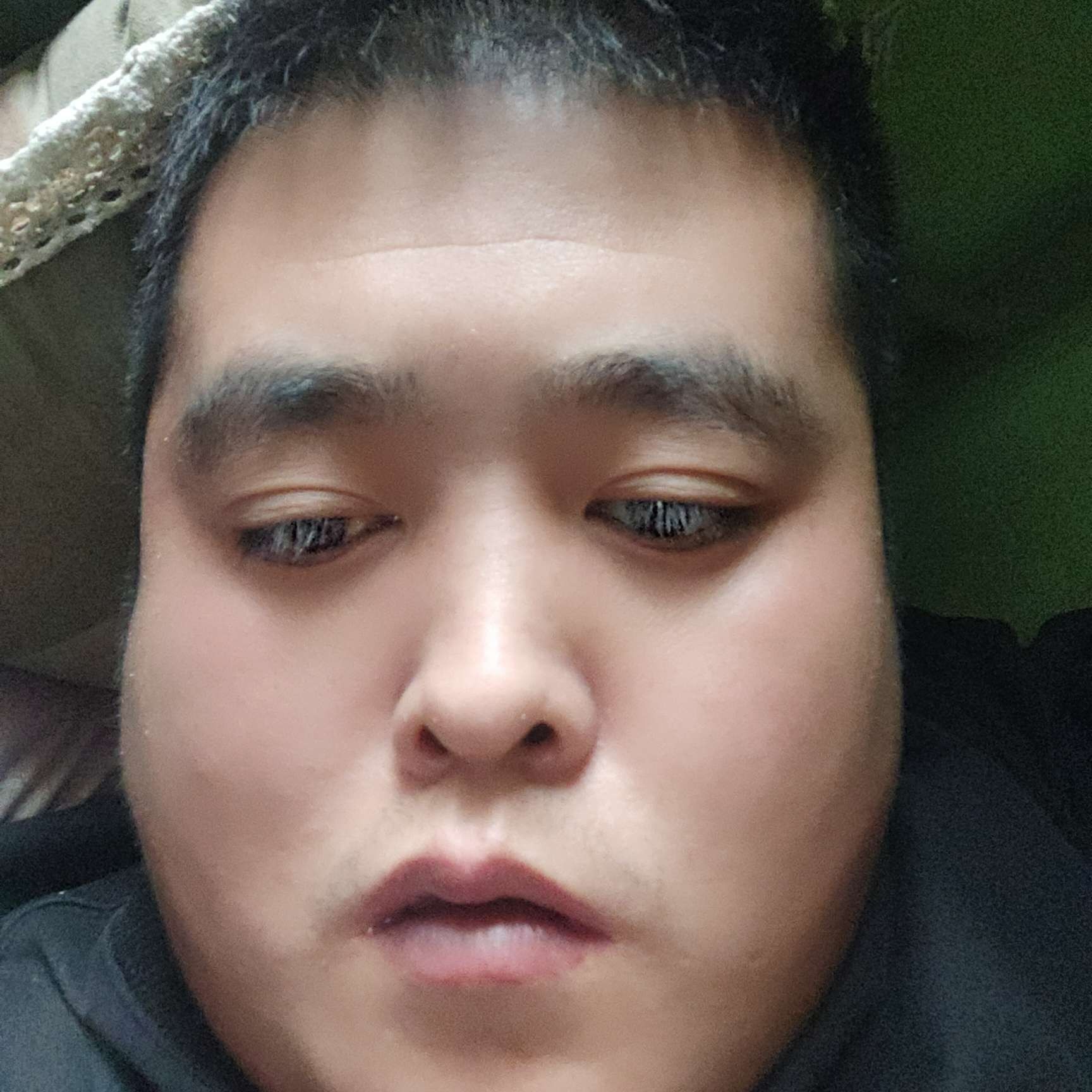 百褶裙蹙眉会撒娇的照片