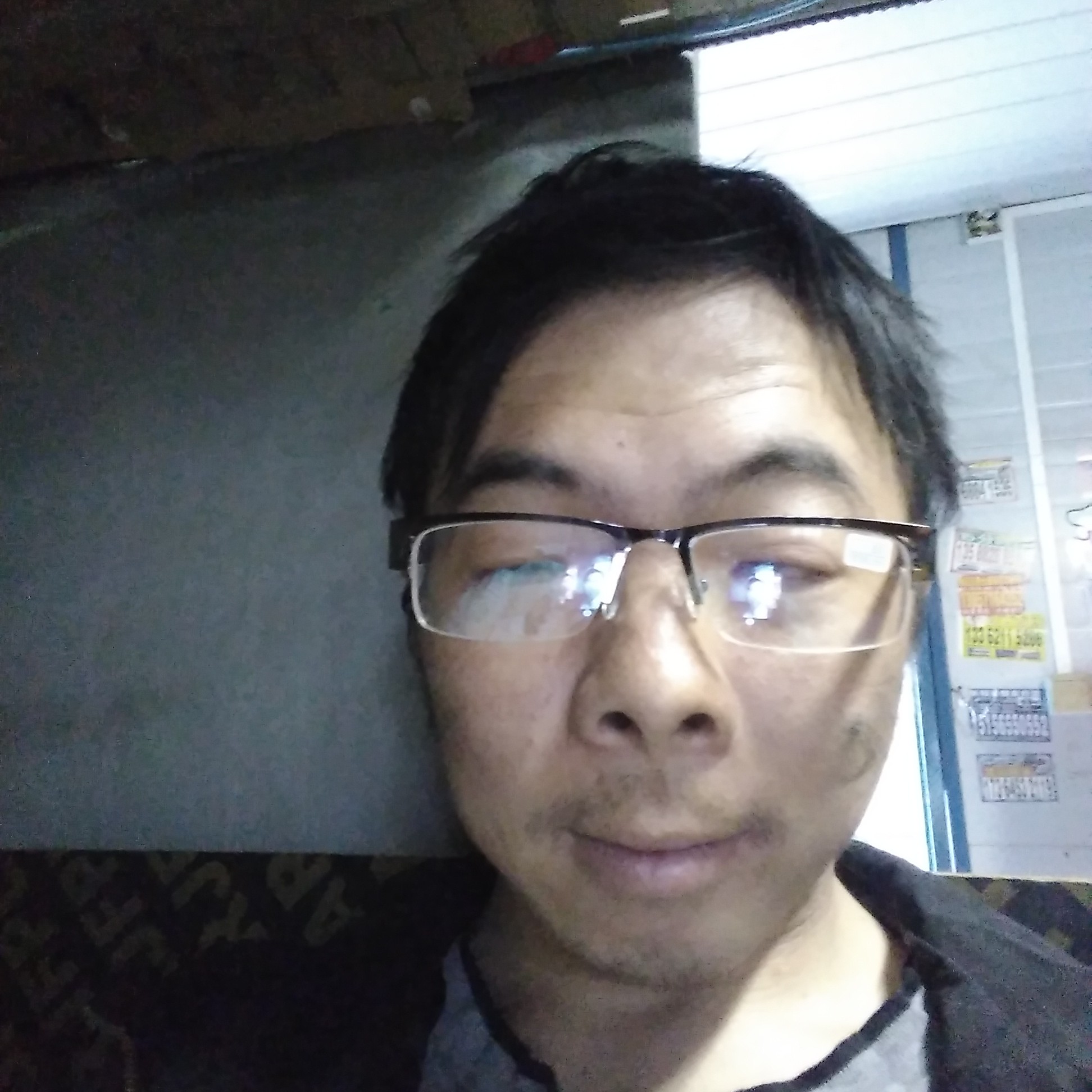 腼腆的男生的照片