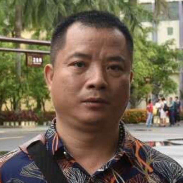 神勇深拥唇膏的照片